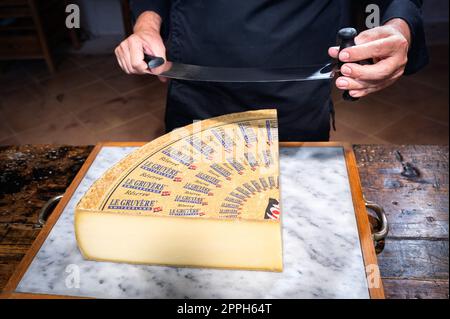 Célèbre et goûté partie de fromage ha a été coupé avec un fil Banque D'Images