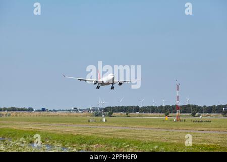 Aéroport d'Amsterdam Schiphol - l'Airbus A330-223 de Turkish Airlines atterrit Banque D'Images