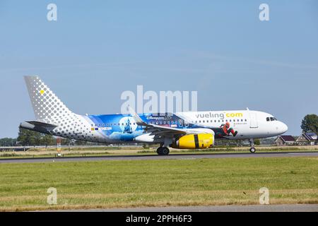 Amsterdam aéroport Schiphol - Airbus A320-232 de Vueling atterrit Banque D'Images