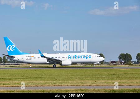 Aéroport d'Amsterdam Schiphol - Boeing 737-85P d'Air Europa atterrit Banque D'Images