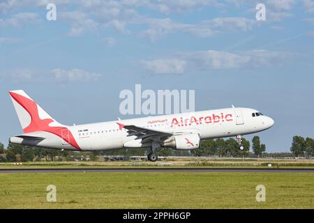 Amsterdam aéroport Schiphol - Airbus A320-214 d'Air Arabia Maroc atterrit Banque D'Images