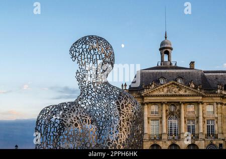 BORDEAUX, FRANCE- 16 AOÛT 2013 : sculpture moderne 'Maison de la connaissance' réalisée par l'artiste espagnol Jaume Plensa en 2008, une structure en acier inoxydable, temporairement exposée sur la place de la Bourse à Bordeaux, France, entre le 27 juin et le 6 octobre 2 Banque D'Images