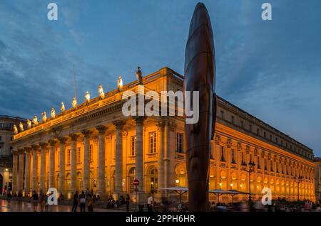 BORDEAUX, FRANCE- 16 AOÛT 2013 : sculpture moderne 'Sanna' réalisée par l'artiste espagnol Jaume Plensa en 2013, exposée place de la Comédie, Bordeaux, France, devant le Grand Théâtre Banque D'Images