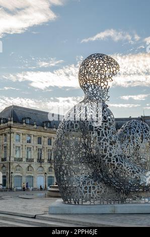 BORDEAUX, FRANCE- 16 AOÛT 2013 : sculpture moderne 'Maison de la connaissance' réalisée par l'artiste espagnol Jaume Plensa en 2008, une structure en acier inoxydable, temporairement exposée sur la place de la Bourse à Bordeaux, France, entre le 27 juin et le 6 octobre 2 Banque D'Images