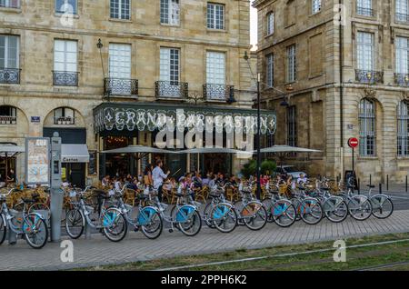 BORDEAUX, FRANCE - 16 AOÛT 2013 : personnes sur la terrasse d'une cafétéria à Bordeaux, France Banque D'Images