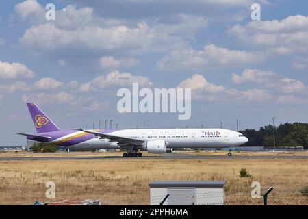 Frankfurt Airport Fraport - le Boeing 777-3AL(ER) de Thai Airways décolle Banque D'Images