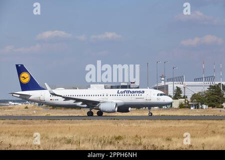 Frankfurt Airport Fraport - l'Airbus A320-214 de Lufthansa décolle Banque D'Images