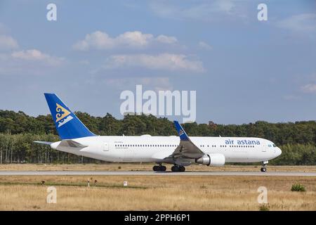 Frankfurt Airport Fraport - le Boeing 767-3KY(ER) d'Air Astana décolle Banque D'Images