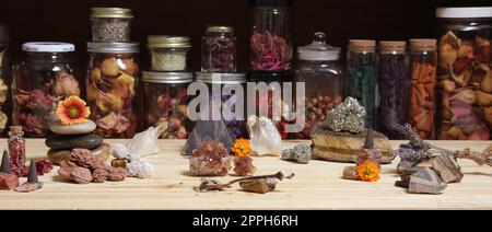 Autel de méditation avec cristaux de roche et fleurs. Pots d'herbes en arrière-plan Banque D'Images