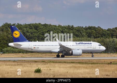 Frankfurt Airport Fraport - l'Airbus A320-271N de Lufthansa décolle Banque D'Images