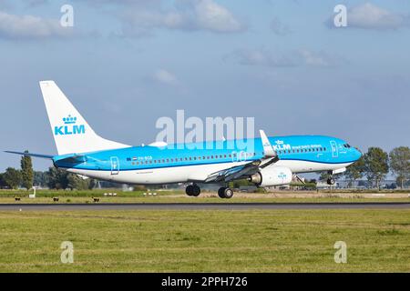 Aéroport d'Amsterdam Schiphol - Boeing 737-8K2 de KLM atterrit Banque D'Images