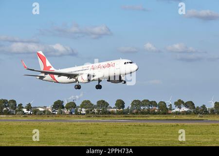 Amsterdam aéroport Schiphol - Airbus A320-214 d'Air Arabia Maroc atterrit Banque D'Images