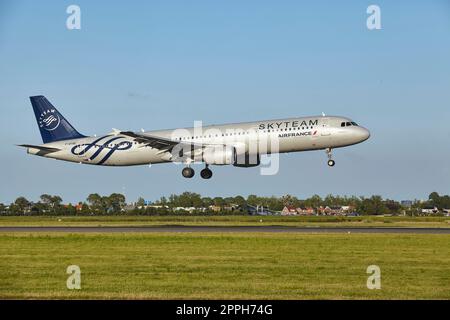 Aéroport d'Amsterdam Schiphol - l'Airbus A321-212 d'Air France (livrée SkyTeam) atterrit Banque D'Images