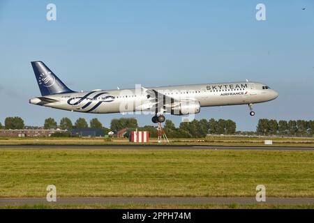 Aéroport d'Amsterdam Schiphol - l'Airbus A321-212 d'Air France (livrée SkyTeam) atterrit Banque D'Images