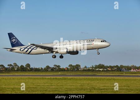 Aéroport d'Amsterdam Schiphol - l'Airbus A321-212 d'Air France (livrée SkyTeam) atterrit Banque D'Images