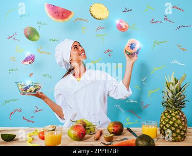 Femme chef prépare un nouveau reçu avec des fruits Banque D'Images