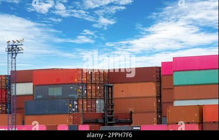 Pile de conteneurs logistiques. Fret et transport maritime. Navire porte-conteneurs pour la logistique d'exportation. Industrie logistique. Conteneur pour camion, navire et logistique aérienne. Service et transport de dépôt de conteneurs. Banque D'Images