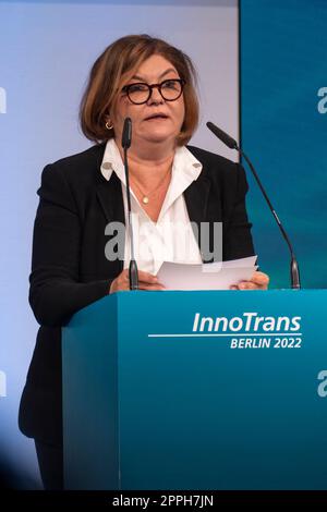 Cérémonie d'ouverture d'InnoTrans 2022, table ronde, «l'avenir de la mobilité en période de changement climatique» Adina VÄƒlean, commissaire européenne chargée des transports Banque D'Images