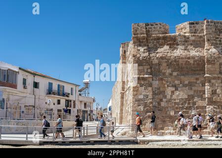 Larnaca, Chypre - 16 avril 2022: Le château de Larnaca et un groupe de touristes passant par Banque D'Images