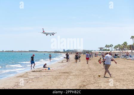 Larnaca, Chypre - 16 avril 2022 : vue sur la plage du Mackenzie Banque D'Images