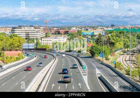 MADRID, ESPAGNE - 26 SEPTEMBRE 2021 : vue d'en haut d'une autoroute passant par Madrid, Espagne Banque D'Images