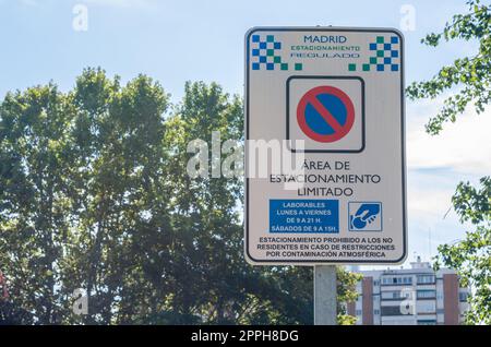 MADRID, SPAIN - SEPTEMBER 26, 2021: Sign indicating the entrance to a limited parking area in Madrid, Spain Stock Photo