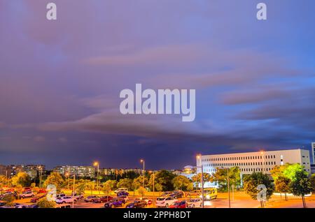 MOSTOLES, ESPAGNE - 22 SEPTEMBRE 2021 : vue de nuit du campus de l'Université Rey Juan Carlos à Mostoles, une université publique espagnole basée dans la Communauté de Madrid, Espagne, fondée en 1996 Banque D'Images