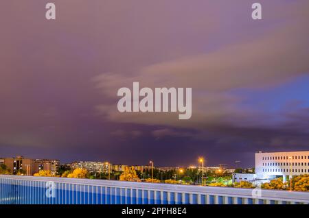 MOSTOLES, ESPAGNE - 22 SEPTEMBRE 2021 : vue de nuit du campus de l'Université Rey Juan Carlos à Mostoles, une université publique espagnole basée dans la Communauté de Madrid, Espagne, fondée en 1996 Banque D'Images