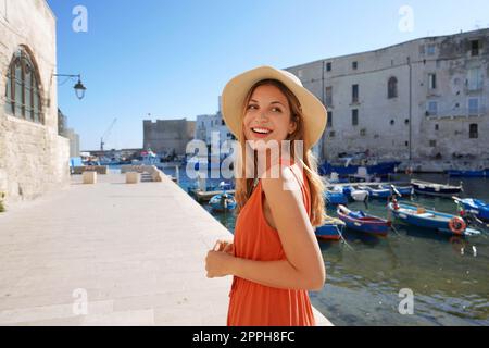 Jeune touriste dans l'ancienne ville et le port de Monopoli, Apulia, Italie Banque D'Images