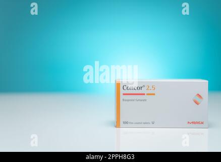 CHONBURI, THAÏLANDE-19 AOÛT 2022 : produit Concor 2,5 de Merck dans un emballage en carton sur fond bleu dégradé. Comprimés pelliculés de Bisoprolol. Médicament pour le traitement de l'insuffisance cardiaque chronique stable Banque D'Images