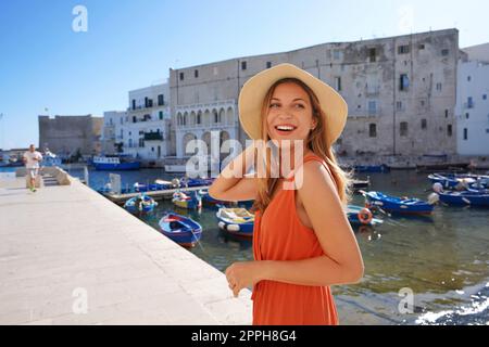 Vacances en Italie. Portrait d'une femme touristique dans la ville historique et le port de Monopoli, Apulia, Italie Banque D'Images