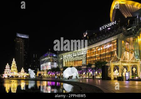 Arbre de Noël du centre commercial Iconsiam avec des lumières à Bangkok, Thaïlande. Banque D'Images