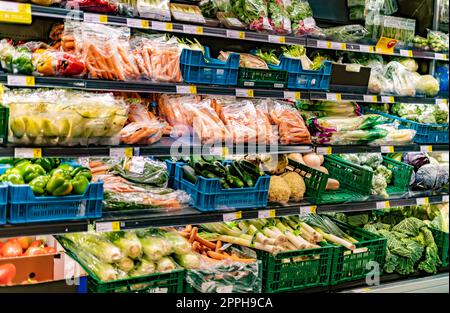 Légumes frais exposés dans un supermarché Banque D'Images