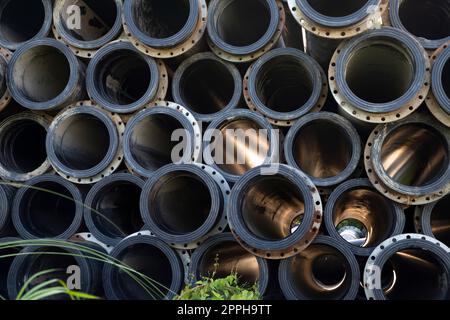 Arrière-plan des tuyaux en caoutchouc en plastique noir utilisés au River dressing. Lumière dans les tubes Banque D'Images