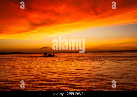 Magnifique vue panoramique sur la mer contre le ciel d'Orange Banque D'Images