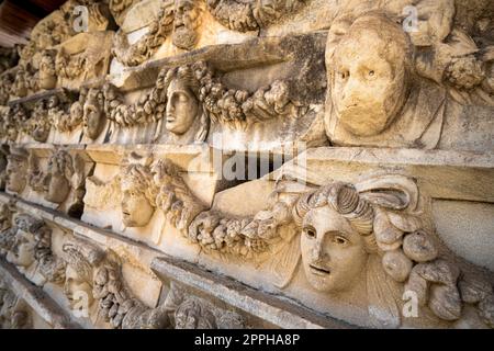 Frises représentant divers dieux, déesses et têtes de portrait à Aphrodisias, Turquie Banque D'Images