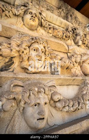 Frises représentant divers dieux, déesses et têtes de portrait à Aphrodisias, Turquie Banque D'Images