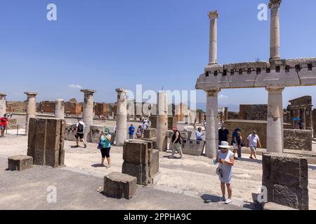 Ruines d'une ville antique détruite par l'éruption du volcan Vésuve, forum avec Basilique, Pompéi, Naples, Italie Banque D'Images