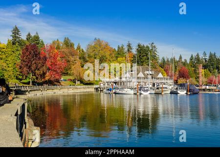 Parc Stanley coloré le long du sentier côtier à l'automne, Vancouver, Canada Banque D'Images