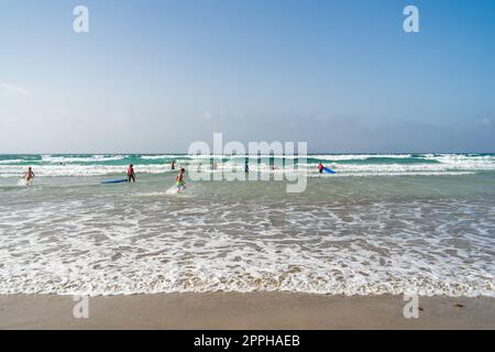 FAMARA BEACH LANZAROTE, ÎLES CANARIES - 21 JUILLET 2022 : surfeurs sur les vagues. Plage de Famara (Playa de Famara), plage de surf populaire à Lanzarote. Banque D'Images