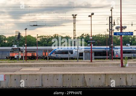 STRASBOURG, FRANCE - 29 AOÛT 2013 : vue sur les quais de la gare de Strasbourg, Alsace, France Banque D'Images