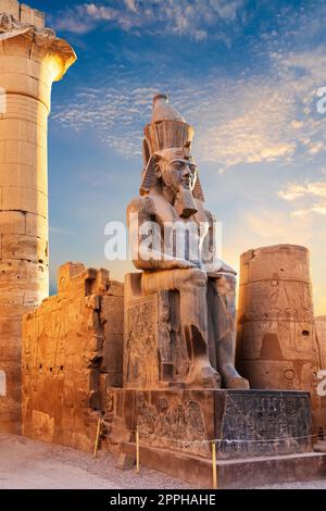 Statue de Ramesses assise près de l'entrée du Temple de Louxor, Égypte Banque D'Images