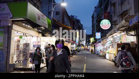 Taipei, Taïwan, 17 mars 2022 : marché de Tamsui Old Street la nuit Banque D'Images