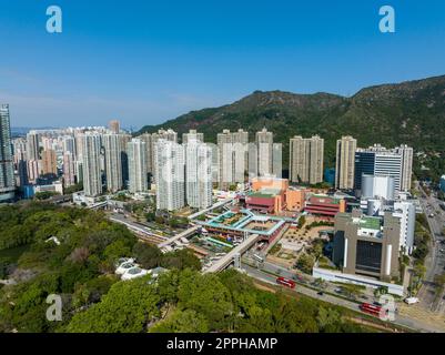 Tuen Mun, Hong Kong 05 février 2022 : un drone survole le quartier résidentiel de Hong Kong Banque D'Images