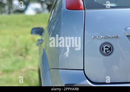 Gros plan du dos d'un Ford Focus MK2 bleu avec un autocollant Fortuna 95 Banque D'Images