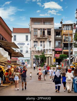 Tour de l'horloge sur la place bondée du marché dans l'île de Buyukada, l'une des îles des Princes à la mer de Marmara, Istanbul, Turquie Banque D'Images