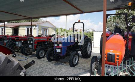 Kiev, Ukraine - 16 juin 2022 : tracteur Massey Ferguson et logo . Massey Ferguson Limited est un important fabricant américain d'équipements agricoles Banque D'Images