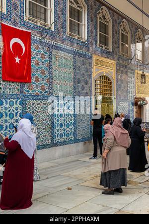 Les gens prient devant la tombe d'Abu Ayyub al-Ansari à la mosquée Eyup Sultan, Istanbul, Turquie Banque D'Images