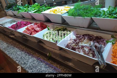 Nourriture sur les étagères dans le buffet en libre-service avec tout compris en Turquie Banque D'Images