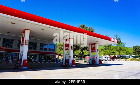 Antalya, Turquie - 17 septembre 2022 : longue station-service Banque D'Images